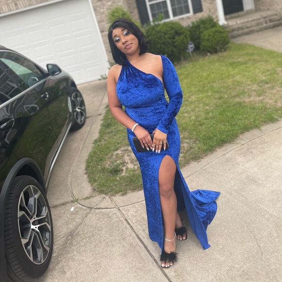 LOVE&LEMONADE One Shoulder Backless Split Thigh Velvet Prom Dress - Picture 4 of 4